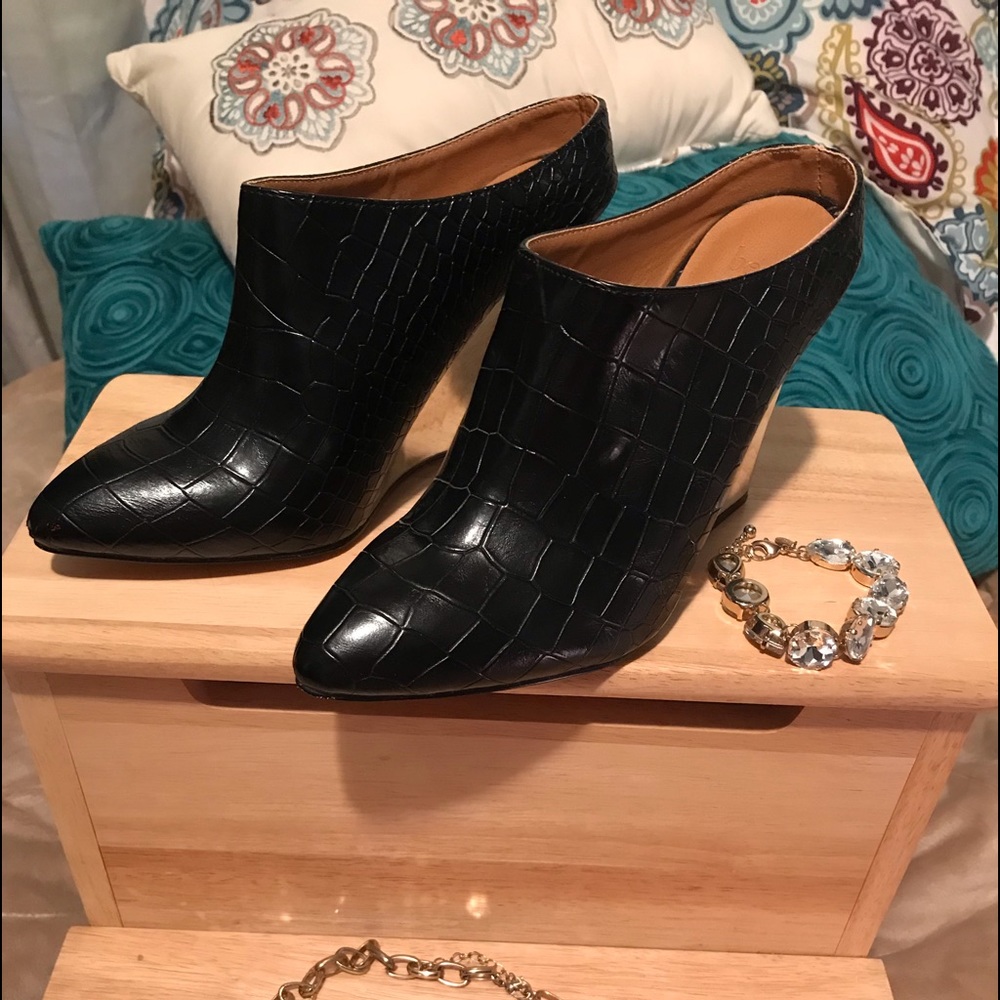 EUC Beau and Ashe dress wedges size 7 in black